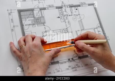 Handgezeichnete technische Zeichnung. Übung zum Zeichnen von Architekturen mit Zeichenwerkzeugen. Der alte technische Grundriss des Studenten. Stockfoto