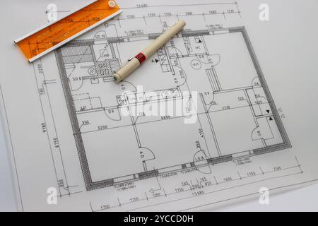 Handgezeichnete technische Zeichnung. Übung zum Zeichnen von Architekturen mit Zeichenwerkzeugen. Der alte technische Grundriss des Studenten. Stockfoto
