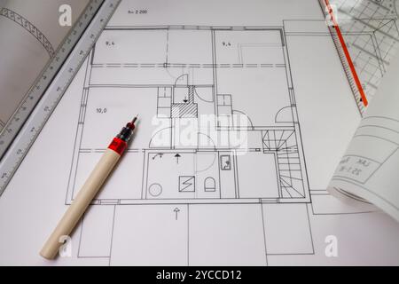 Handgezeichnete technische Zeichnung. Übung zum Zeichnen von Architekturen mit Zeichenwerkzeugen. Alte technische Zeichnung. Stockfoto