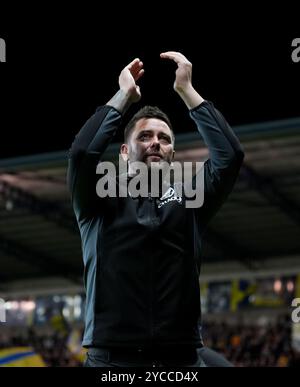 Oxford United Manger des Buckingham applaudiert den Fans vor dem Sky Bet Championship Match im Kassam Stadium in Oxford. Bilddatum: Dienstag, 22. Oktober 2024. Stockfoto