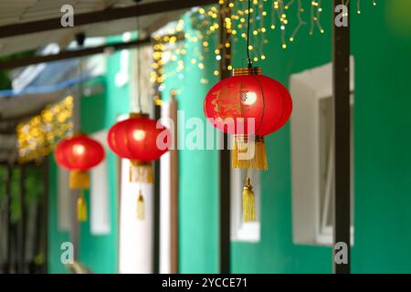 Traditionelle asiatische rote Papierlaternen als Dekoration für die Außenseite des Restaurants. Selektiver Fokus. Stockfoto