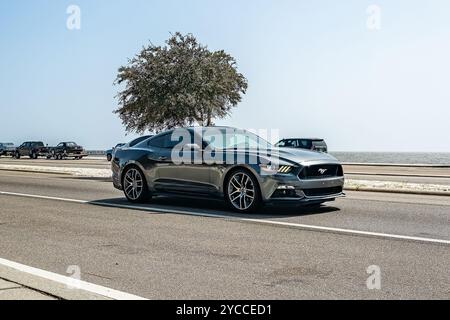 Gulfport, MS - 04. Oktober 2023: Weitwinkelansicht eines Ford Mustang GT Premium Coupés aus dem Jahr 2016 auf einer lokalen Automobilausstellung. Stockfoto