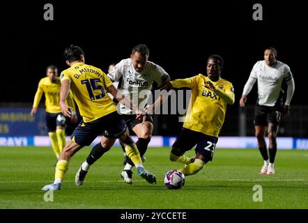 Kane Wilson (Mitte) von Derby County läuft zwischen Idris El Mizouni (links) und Siriki Dembele (rechts) von Oxford United während des Sky Bet Championship Matches im Kassam Stadium, Oxford. Bilddatum: Dienstag, 22. Oktober 2024. Stockfoto