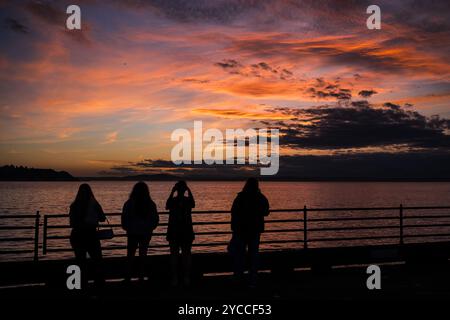 Seattle, USA. September 2023. Sonnenuntergang am Pier 56 entlang des Ufers. Stockfoto