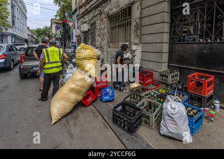 Gebrauchte Verpackungen werden auch auf dem Dezerter-Markt in Tiflis gehandelt, hier Glasflaschen. Der größte Markt in Tiflis erhielt seinen Namen in den 1920er Jahren, als verlassene Soladaten aus dem russisch-georgischen Krieg hier ihre Ausrüstung und Waffen verkauften. Queen Tamar Avenue, T'bilisi, Tiflis, Georgien Stockfoto