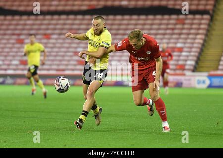 Barnsley, England. Oktober 2024. Allan Campbell und Marc Roberts beim Spiel der Sky Bet EFL League One zwischen Barnsley FC und Charlton Athletic im Oakwell Stadium. Kyle Andrews/Alamy Live News Stockfoto