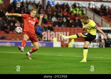 Barnsley, England. Oktober 2024. Matty Godden schießt beim Spiel der Sky Bet EFL League One zwischen Barnsley FC und Charlton Athletic im Oakwell Stadium. Kyle Andrews/Alamy Live News Stockfoto