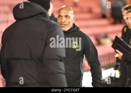 Barnsley, England. Oktober 2024. Charlton Athletic Assistant Manager Curtis Fleming vor dem Spiel der Sky Bet EFL League One zwischen Barnsley FC und Charlton Athletic im Oakwell Stadium. Kyle Andrews/Alamy Live News Stockfoto