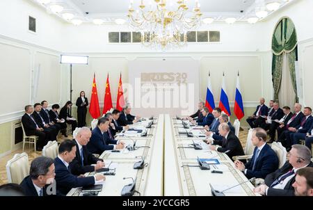 Kasan, Russland. Oktober 2024. Der chinesische Präsident Xi Jinping trifft sich am 22. Oktober 2024 in Kasan mit dem russischen Präsidenten Wladimir Putin. Quelle: Zhai Jianlan/Xinhua/Alamy Live News Stockfoto