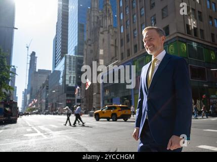 New York, USA. Oktober 2024. Christian Lindner (FDP), Bundesfinanzminister, läuft für ein Interview über die 5th Avenue (Ecke East 54th Street). Quelle: Soeren Stache/dpa/Alamy Live News Stockfoto