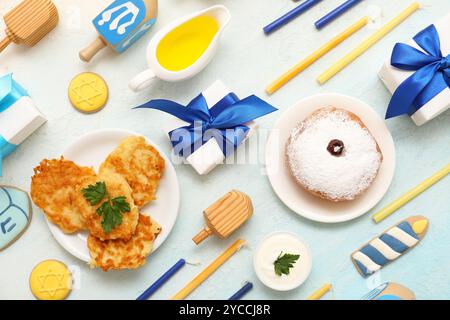 Komposition mit traditionellen Hanukkah-Symbolen auf hellblauem Hintergrund Stockfoto