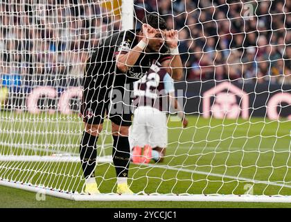 Birmingham, Großbritannien. Oktober 2024. Bolognas Riccardo Orsolini reagiert darauf, nachdem er beim UEFA Champions League-Spiel in Villa Park, Birmingham, keinen Treffer erzielte. Der Bildnachweis sollte lauten: Andrew Yates/Sportimage Credit: Sportimage Ltd/Alamy Live News Stockfoto