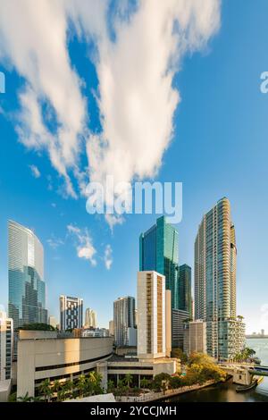 Skyline von Büro- und Wohngebäuden im Zentrum von Miami, mit Miami River und Biscayne Bay, Florida, USA Stockfoto