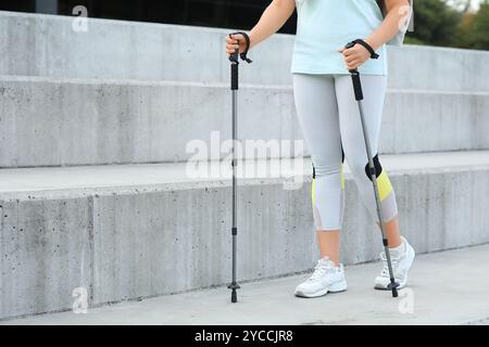 Sportliche Frau beim Nordic Walking im Freien Stockfoto