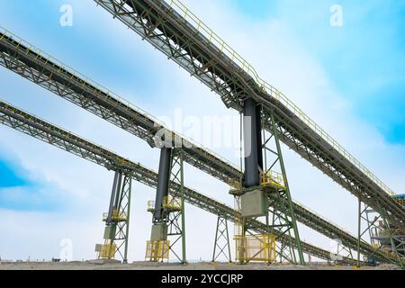 Blick von unten auf lange Förderbänder und eine Mineralaufbereitungsanlage in einer Kupfermine in Chile. Stockfoto