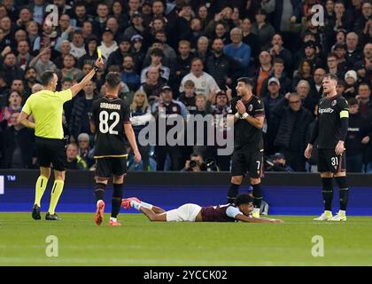 Birmingham, Großbritannien. Oktober 2024. Bolognas Riccardo Orsolini erhält eine gelbe Karte während des Spiels der UEFA Champions League in Villa Park, Birmingham. Der Bildnachweis sollte lauten: Andrew Yates/Sportimage Credit: Sportimage Ltd/Alamy Live News Stockfoto