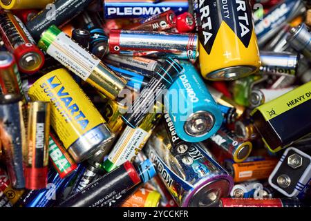 Berlin, 22. Oktober 2024: Altbatterien verschiedener Hersteller, Abfall, Sammlung und Recycling, hohe Gefahr für die Umwelt Stockfoto