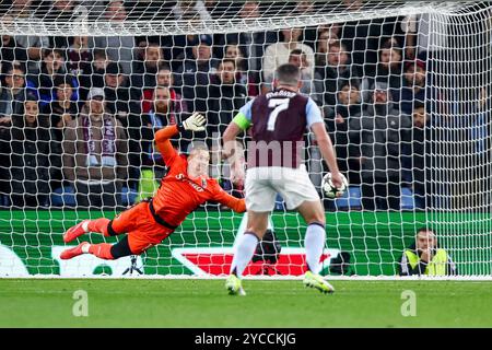 #1, Łukasz Skorupski aus Bologna macht sich das Sparen, um Aston Villa ein Eröffnungstor beim Spiel der UEFA Champions League, League Stage, zwischen Aston Villa und Bologna FC 1909 im Villa Park, Birmingham am Dienstag, den 22. Oktober 2024 zu verweigern. (Foto: Stuart Leggett | MI News) Credit: MI News & Sport /Alamy Live News Stockfoto