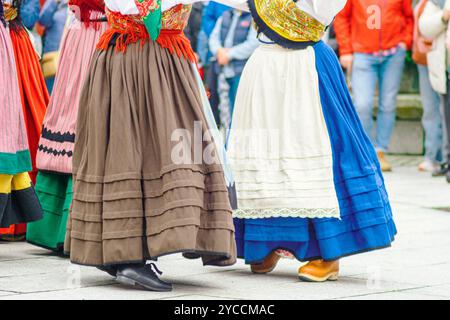 Frauen, die in der traditionellen Tracht Galiciens gekleidet sind, tanzen Volksmusik, Folklore-Veranstaltung Stockfoto