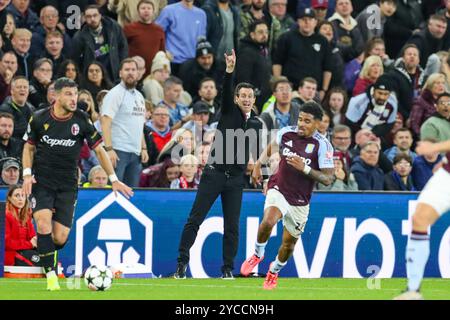 Aston Villa Manager Unai Emery Gesten während des Spiels Aston Villa FC gegen Bologna FC 1909 UEFA Champions League Runde 1 in Villa Park, Birmingham, England, Großbritannien am 22. Oktober 2024 Credit: Every Second Media/Alamy Live News Stockfoto