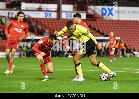 Barnsley, England. Oktober 2024. Miles Leaburn wird von Maël de Gevigney beim Spiel der Sky Bet EFL League One zwischen Barnsley FC und Charlton Athletic im Oakwell Stadium angegriffen. Kyle Andrews/Alamy Live News Stockfoto