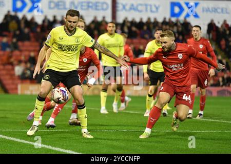 Barnsley, England. Oktober 2024. Macauley Gillesphey und Stephen Humphrys während des Sky Bet EFL League One Spiels zwischen Barnsley FC und Charlton Athletic im Oakwell Stadium. Kyle Andrews/Alamy Live News Stockfoto