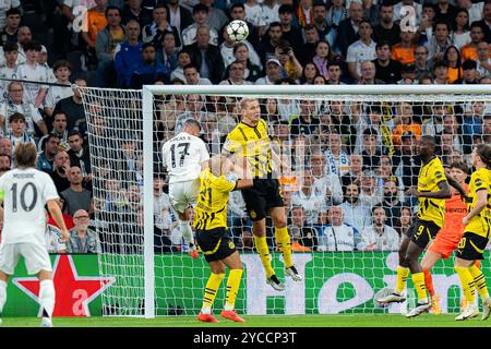 Madrid, Spanien. Oktober 2024. 22.10.2024, Real Madrid gegen Borussia Dortmund, UEFA Champions League, 3. Spieltag Niklas Süle (Borussia Dortmund, #25) Lucas Vazquez (Real Madrid, #17) Credit: dpa/Alamy Live News Stockfoto