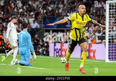 Madrid, Spanien. Oktober 2024. Fußball: Champions League, Real Madrid - Borussia Dortmund, Vorrunde, 3. Spieltag, Santiago Bernabeu. Donyell Malen (r) von Dortmund feiert sein Ziel, es 0:1 (Replay mit modifiziertem Bildteil) zu machen Credit: David Canales/dpa/Alamy Live News Stockfoto