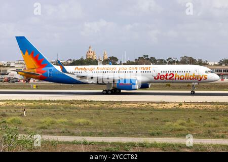 Jet2 Holidays Boeing 757-23N (REG: G-LSAK) Landebahn 13. Stockfoto