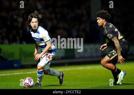 Koki Saito (links) der Queens Park Rangers und Milan van Ewijk (rechts) von Coventry City kämpfen um den Ball während des Sky Bet Championship Matches im MATRADE Loftus Road Stadium in London. Bilddatum: Dienstag, 22. Oktober 2024. Stockfoto