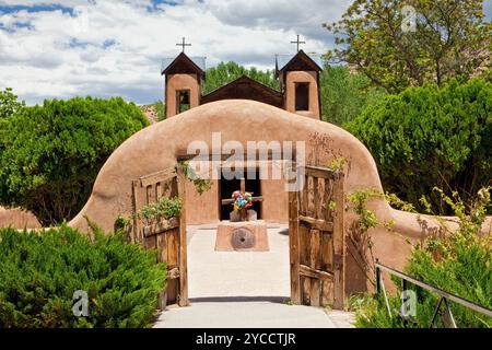 El Santuario de Chimayó in Chimayó, New Mexico, USA, ist eine römisch-katholische Kirche und ein National Historic Landmark. Stockfoto