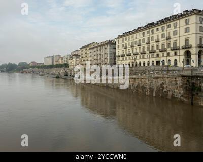 Der Fluss Po in Turin von der Brücke Vittorio Emanuele I aus gesehen, nach einigen Tagen heftigen Regenfalls, der sein Wasser aufsteigen ließ Stockfoto