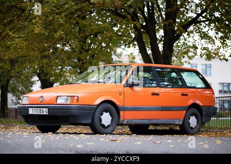 Minsk, Weißrussland - 22. Oktober 2024: Volkswagen Passat B3 GT OLrange Metallic Universal Selective Focus Side Dreiviertelansicht im Freien im Herbst Urban Stockfoto