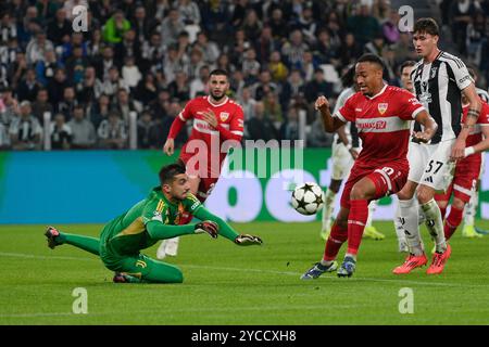 Allianz Stadium, Turin, Italien. Oktober 2024. UEFA Champions League Fußball; Juventus gegen Stuttgart; Mattia Perin von Juventus FC spart vor Jamie Leweling vom VfB Stuttgart Credit: Action Plus Sports/Alamy Live News Stockfoto