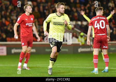 Barnsley, England. Oktober 2024. Luke Berry feiert nach einem Treffer beim Spiel der Sky Bet EFL League One zwischen Barnsley FC und Charlton Athletic im Oakwell Stadium. Kyle Andrews/Alamy Live News Stockfoto
