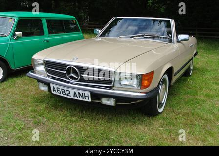 Ein Mercedes Benz 380 SL aus dem Jahr 1984 parkte auf der 49. Historic Vehicle Gathering in Powderham, Devon, England, Großbritannien. Stockfoto