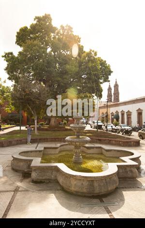 Nachmittagsblick auf einen Springbrunnen im historischen Zentrum von Zamora, Michoacán, Mexiko. Stockfoto