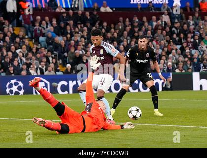 Birmingham, Großbritannien. Oktober 2024. Bolognas Torhüter Lukasz Skorupski macht beim UEFA Champions League-Spiel im Villa Park, Birmingham, vor Ollie Watkins von Aston Villa. Der Bildnachweis sollte lauten: Andrew Yates/Sportimage Credit: Sportimage Ltd/Alamy Live News Stockfoto