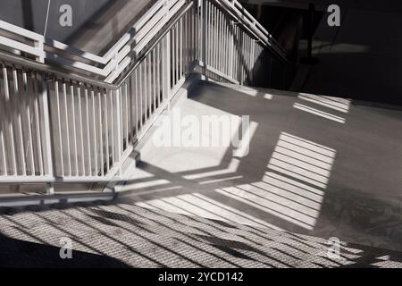 Licht und Schatten auf einer Treppe in einem Bahnhof. Stockfoto