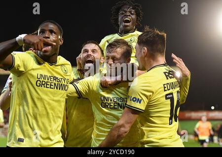 Barnsley, England. Oktober 2024. Luke Berry feiert, nachdem er sein zweites Tor beim Spiel der Sky Bet EFL League One zwischen Barnsley FC und Charlton Athletic im Oakwell Stadium erzielt hat. Kyle Andrews/Alamy Live News Stockfoto