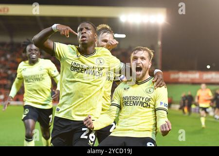 Barnsley, England. Oktober 2024. Luke Berry feiert, nachdem er sein zweites Tor beim Spiel der Sky Bet EFL League One zwischen Barnsley FC und Charlton Athletic im Oakwell Stadium erzielt hat. Kyle Andrews/Alamy Live News Stockfoto