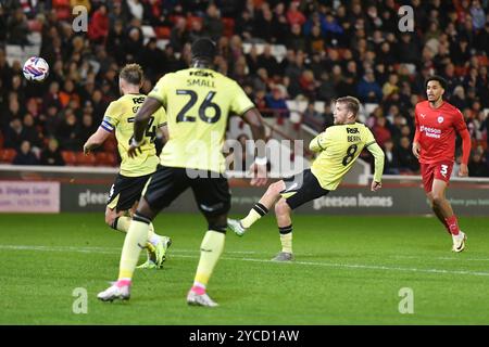 Barnsley, England. Oktober 2024. Luke Berry erzielte seinen zweiten Platz im Spiel der Sky Bet EFL League One zwischen Barnsley FC und Charlton Athletic im Oakwell Stadium. Kyle Andrews/Alamy Live News Stockfoto