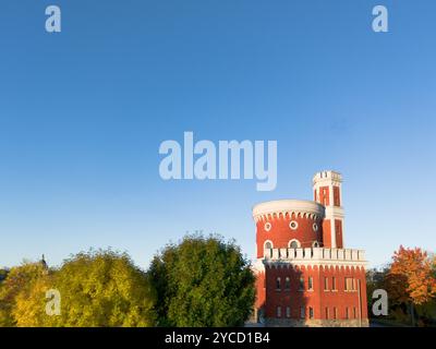 Kastellholmen Rotes Schloss auf der Insel Stockholm an einem sonnigen Herbstmorgen mit sich färbenden gelben und orangen Bäumen in Schweden Stockfoto