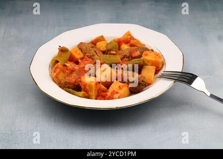 Traditionelle hausgemachte türkische Küche Kofte: Kofta mit Tomatensauce und Kartoffeln. (Türkischer Name; Izmir kofte) Stockfoto