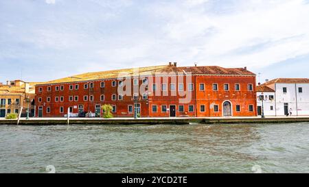 Venedig, Venetien, Italien, Landschaft von Giudecca mit roter Architektur, nur Editorial. Stockfoto