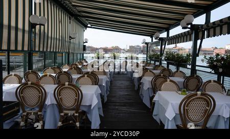Venedig, Venetien, Italien, Terrasse des Restaurants mit Tischen und Stühlen nur redaktionell. Stockfoto