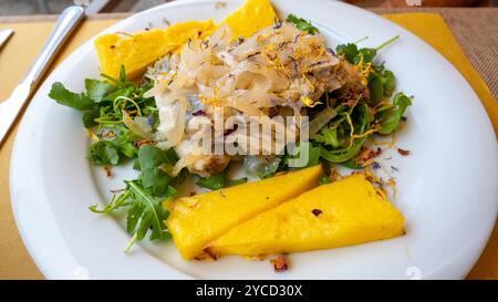sarde in Saor auf weißem Geschirr. Stockfoto