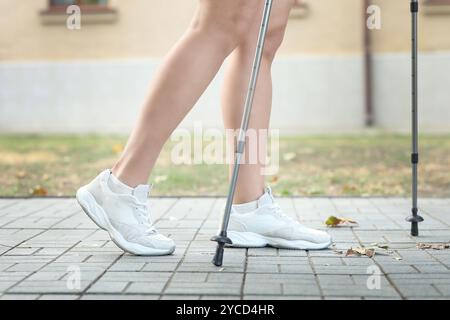Sportliche Frau, die Nordic Walking auf der Straße macht, Nahaufnahme Stockfoto