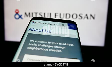 In dieser Abbildung ist die Webseite des japanischen Immobilienunternehmens Mitsui Fudosan Co. Ltd. Auf einem Smartphone vor dem Logo zu sehen. Stockfoto