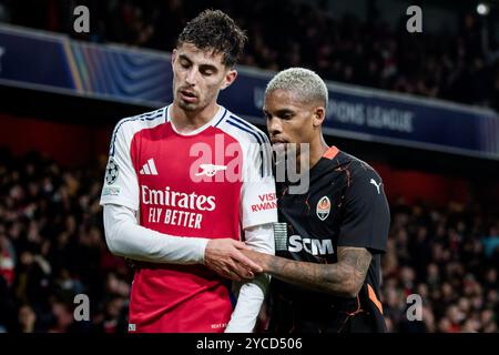 London, Großbritannien. Oktober 2024. London, England, 22. Oktober 2024: Kai Havertz (29. Arsenal) und Pedro Henrique (13. FC Shakhtar Donetsk) nach dem UEFA Champions League Spiel zwischen Arsenal und Shakhtar Donetsk im Emirates Stadium in London. (Pedro Porru/SPP) Credit: SPP Sport Press Photo. /Alamy Live News Stockfoto